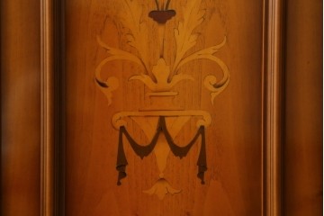 中古　美品　イタリア高級家具　Masetti(マセッティ)　細やかな意匠が映える三面ガラスの象嵌(マーケットリー)入りサイドキャビネット　(R-083222)