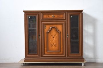 中古　美品　イタリア高級家具　Masetti(マセッティ)　細やかな意匠が映える三面ガラスの象嵌(マーケットリー)入りサイドキャビネット(収納棚、戸棚、サイドボード、食器棚、カップボード、飾り棚、コレクションケース)(R-083222)