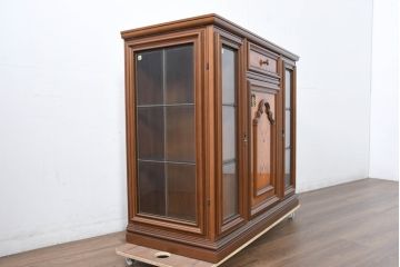 中古　美品　イタリア高級家具　Masetti(マセッティ)　細やかな意匠が映える三面ガラスの象嵌(マーケットリー)入りサイドキャビネット(収納棚、戸棚、サイドボード、食器棚、カップボード、飾り棚、コレクションケース)(R-083222)