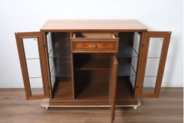 中古　美品　イタリア高級家具　Masetti(マセッティ)　細やかな意匠が映える三面ガラスの象嵌(マーケットリー)入りサイドキャビネット(収納棚、戸棚、サイドボード、食器棚、カップボード、飾り棚、コレクションケース)(R-083222)