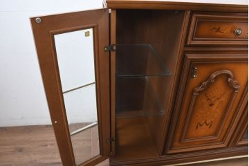 中古　美品　イタリア高級家具　Masetti(マセッティ)　細やかな意匠が映える三面ガラスの象嵌(マーケットリー)入りサイドキャビネット(収納棚、戸棚、サイドボード、食器棚、カップボード、飾り棚、コレクションケース)(R-083222)
