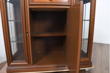 中古　美品　イタリア高級家具　Masetti(マセッティ)　細やかな意匠が映える三面ガラスの象嵌(マーケットリー)入りサイドキャビネット(収納棚、戸棚、サイドボード、食器棚、カップボード、飾り棚、コレクションケース)(R-083222)