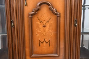 中古　美品　イタリア高級家具　Masetti(マセッティ)　細やかな意匠が映える三面ガラスの象嵌(マーケットリー)入りサイドキャビネット(収納棚、戸棚、サイドボード、食器棚、カップボード、飾り棚、コレクションケース)(R-083222)
