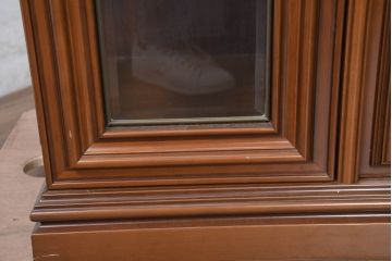 中古　美品　イタリア高級家具　Masetti(マセッティ)　細やかな意匠が映える三面ガラスの象嵌(マーケットリー)入りサイドキャビネット(収納棚、戸棚、サイドボード、食器棚、カップボード、飾り棚、コレクションケース)(R-083222)