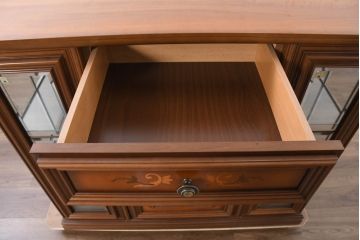 中古　美品　イタリア高級家具　Masetti(マセッティ)　細やかな意匠が映える三面ガラスの象嵌(マーケットリー)入りサイドキャビネット(収納棚、戸棚、サイドボード、食器棚、カップボード、飾り棚、コレクションケース)(R-083222)