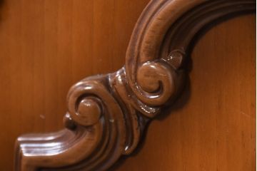 中古　美品　イタリア高級家具　Masetti(マセッティ)　細やかな意匠が映える三面ガラスの象嵌(マーケットリー)入りサイドキャビネット(収納棚、戸棚、サイドボード、食器棚、カップボード、飾り棚、コレクションケース)(R-083222)