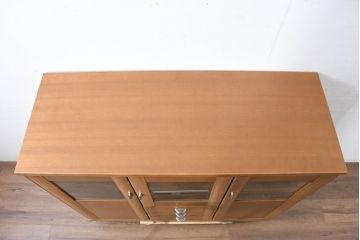 中古　美品　カリモク家具(karimoku)　Chitano(チターノ)　収納力と美しさを兼ね備えたサイドキャビネット(サイドボード、収納棚、戸棚)(R-083223)