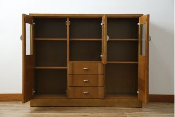 中古　美品　カリモク家具(karimoku)　Chitano(チターノ)　収納力と美しさを兼ね備えたサイドキャビネット(サイドボード、収納棚、戸棚)(R-083223)