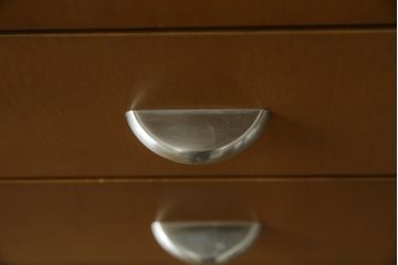 中古　美品　カリモク家具(karimoku)　Chitano(チターノ)　収納力と美しさを兼ね備えたサイドキャビネット(サイドボード、収納棚、戸棚)(R-083223)
