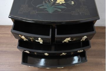 アジアンビンテージ　中国　シノワズリの美しいデザインが空間に華やかなアクセントを加える中国風チェスト(中国趣味、収納箪笥、衣装箪笥、整理箪笥、引き出し、サイドチェスト、ヴィンテージ)(R-083224)