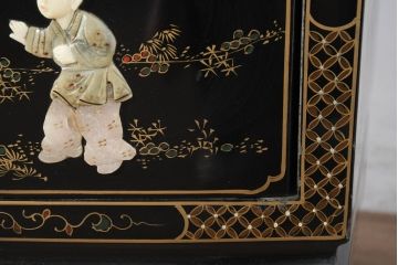 アジアンビンテージ　中国　シノワズリの美しいデザインが空間に華やかなアクセントを加える中国風チェスト(中国趣味、収納箪笥、衣装箪笥、整理箪笥、引き出し、サイドチェスト、ヴィンテージ)(R-083224)
