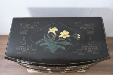 アジアンビンテージ　中国　シノワズリの美しいデザインが空間に華やかなアクセントを加える中国風チェスト(中国趣味、収納箪笥、衣装箪笥、整理箪笥、引き出し、サイドチェスト、ヴィンテージ)(R-083224)