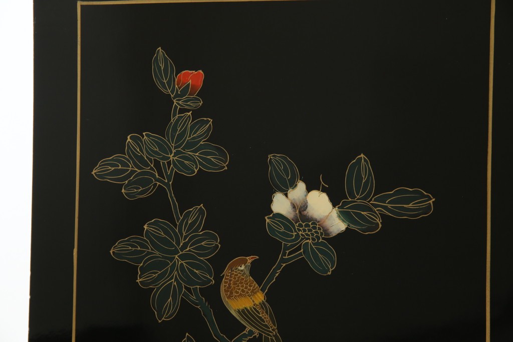 アジアンビンテージ　中国　シノワズリの美しいデザインが空間に華やかなアクセントを加える中国風チェスト　(R-083224)