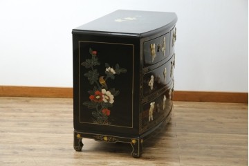 アジアンビンテージ　中国　シノワズリの美しいデザインが空間に華やかなアクセントを加える中国風チェスト　(R-083224)