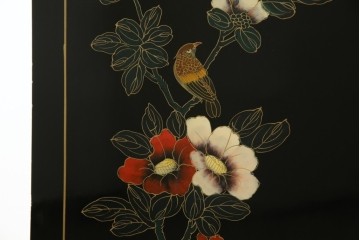 アジアンビンテージ　中国　シノワズリの美しいデザインが空間に華やかなアクセントを加える中国風チェスト　(R-083224)