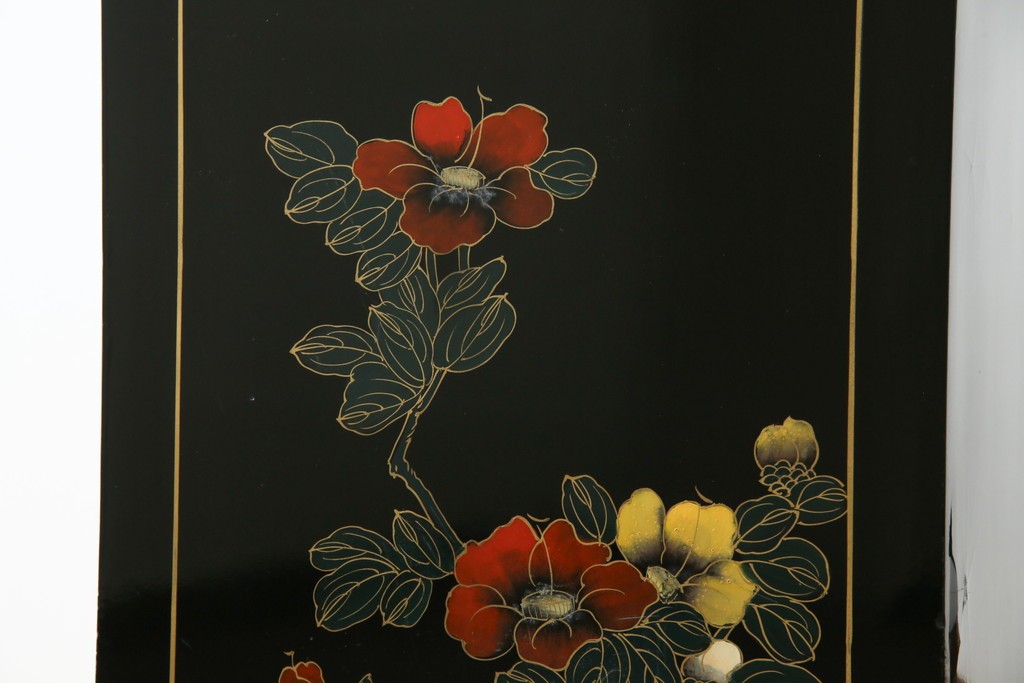 アジアンビンテージ　中国　シノワズリの美しいデザインが空間に華やかなアクセントを加える中国風チェスト　(R-083224)