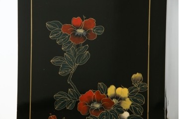 アジアンビンテージ　中国　シノワズリの美しいデザインが空間に華やかなアクセントを加える中国風チェスト　(R-083224)