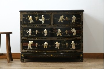 アジアンビンテージ　中国　シノワズリの美しいデザインが空間に華やかなアクセントを加える中国風チェスト　(R-083224)