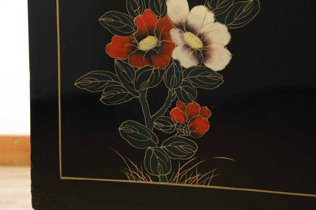 アジアンビンテージ　中国　シノワズリの美しいデザインが空間に華やかなアクセントを加える中国風チェスト　(R-083224)