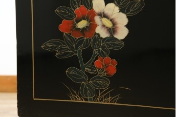 アジアンビンテージ　中国　シノワズリの美しいデザインが空間に華やかなアクセントを加える中国風チェスト　(R-083224)