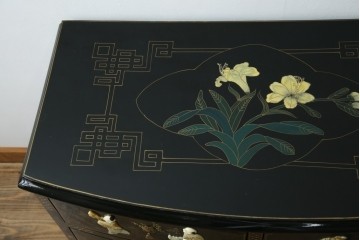 アジアンビンテージ　中国　シノワズリの美しいデザインが空間に華やかなアクセントを加える中国風チェスト　(R-083224)