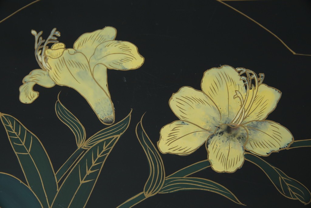 アジアンビンテージ　中国　シノワズリの美しいデザインが空間に華やかなアクセントを加える中国風チェスト　(R-083224)