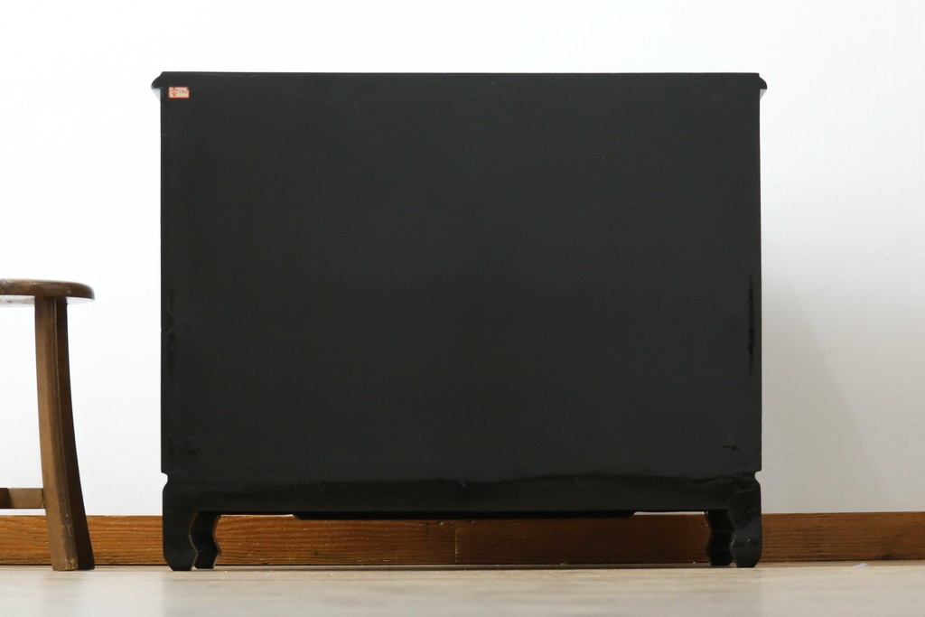 アジアンビンテージ　中国　シノワズリの美しいデザインが空間に華やかなアクセントを加える中国風チェスト　(R-083224)