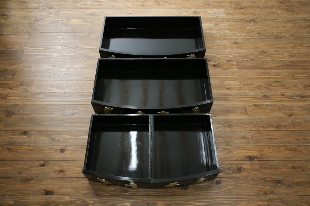 アジアンビンテージ　中国　シノワズリの美しいデザインが空間に華やかなアクセントを加える中国風チェスト　(R-083224)