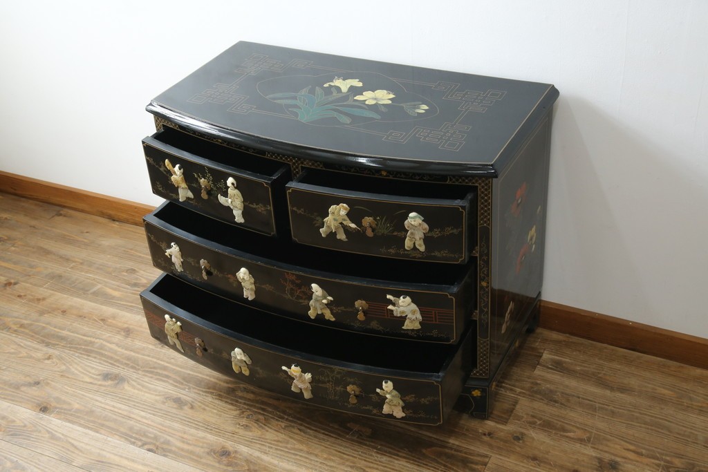 アジアンビンテージ　中国　シノワズリの美しいデザインが空間に華やかなアクセントを加える中国風チェスト　(R-083224)