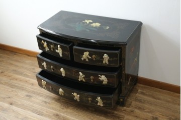 アジアンビンテージ　中国　シノワズリの美しいデザインが空間に華やかなアクセントを加える中国風チェスト　(R-083224)