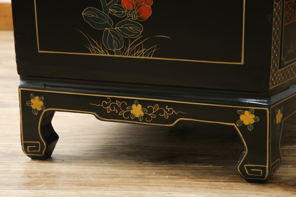 アジアンビンテージ　中国　シノワズリの美しいデザインが空間に華やかなアクセントを加える中国風チェスト　(R-083224)