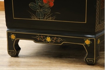 アジアンビンテージ　中国　シノワズリの美しいデザインが空間に華やかなアクセントを加える中国風チェスト　(R-083224)