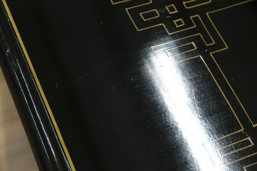 アジアンビンテージ　中国　シノワズリの美しいデザインが空間に華やかなアクセントを加える中国風チェスト　(R-083224)