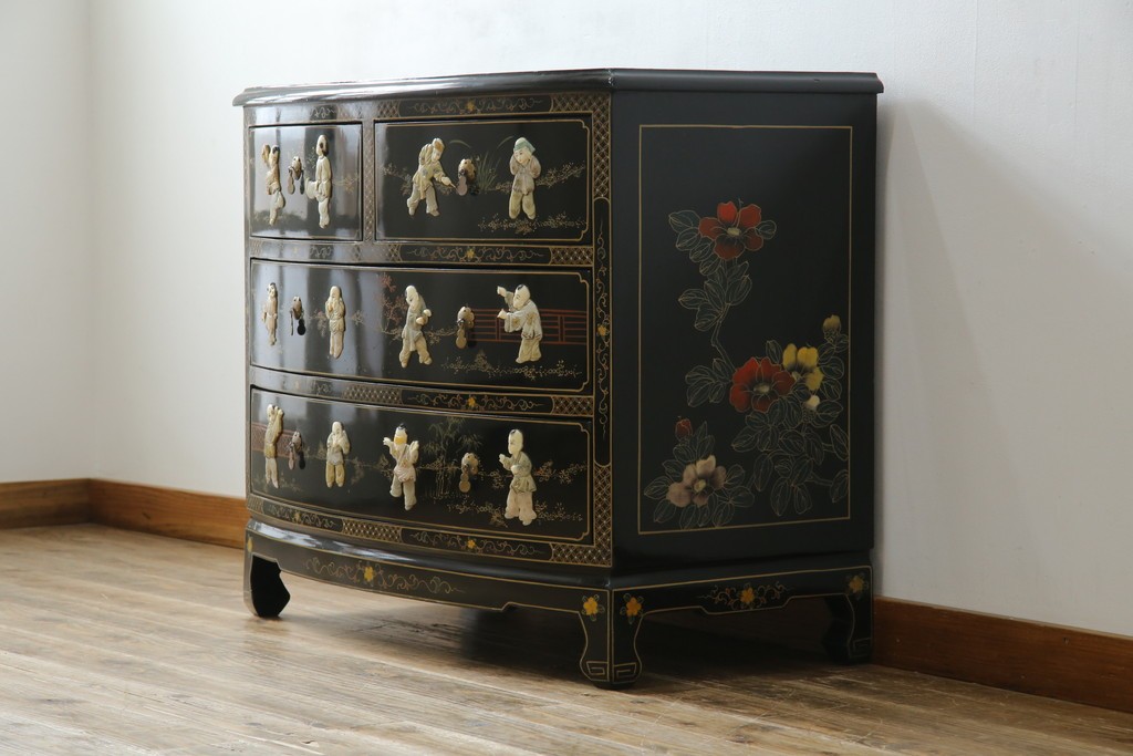 アジアンビンテージ　中国　シノワズリの美しいデザインが空間に華やかなアクセントを加える中国風チェスト　(R-083224)