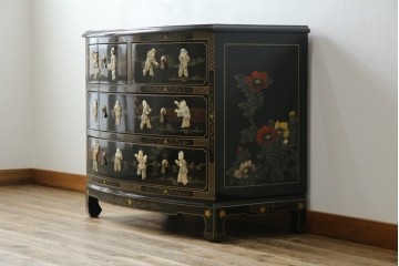 アジアンビンテージ　中国　シノワズリの美しいデザインが空間に華やかなアクセントを加える中国風チェスト　(R-083224)