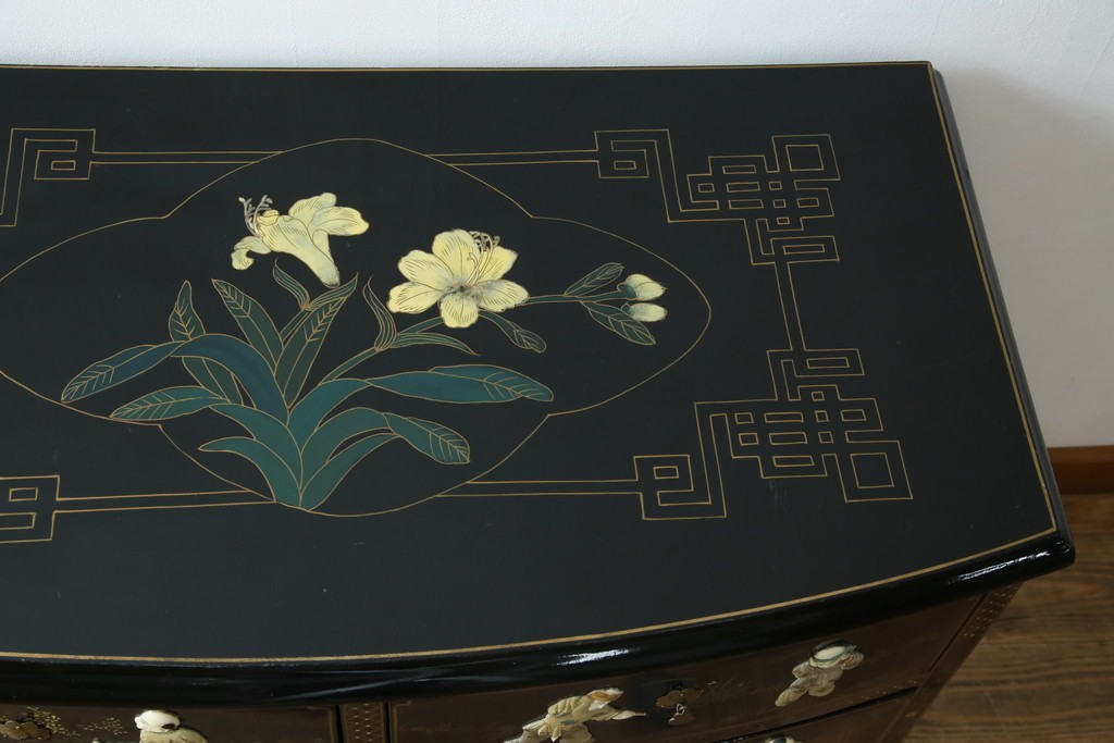 アジアンビンテージ　中国　シノワズリの美しいデザインが空間に華やかなアクセントを加える中国風チェスト　(R-083224)