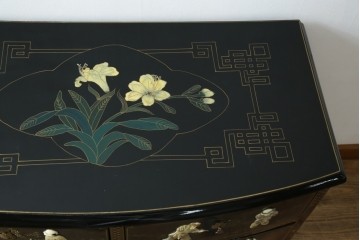 アジアンビンテージ　中国　シノワズリの美しいデザインが空間に華やかなアクセントを加える中国風チェスト　(R-083224)