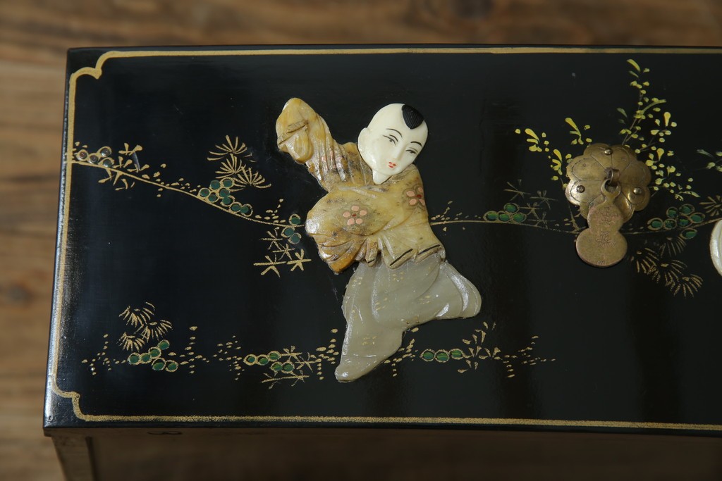 アジアンビンテージ　中国　シノワズリの美しいデザインが空間に華やかなアクセントを加える中国風チェスト　(R-083224)