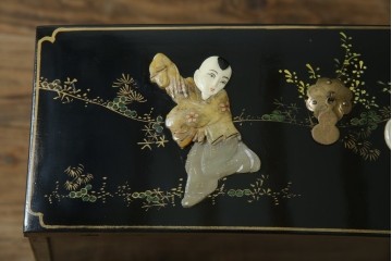 アジアンビンテージ　中国　シノワズリの美しいデザインが空間に華やかなアクセントを加える中国風チェスト　(R-083224)