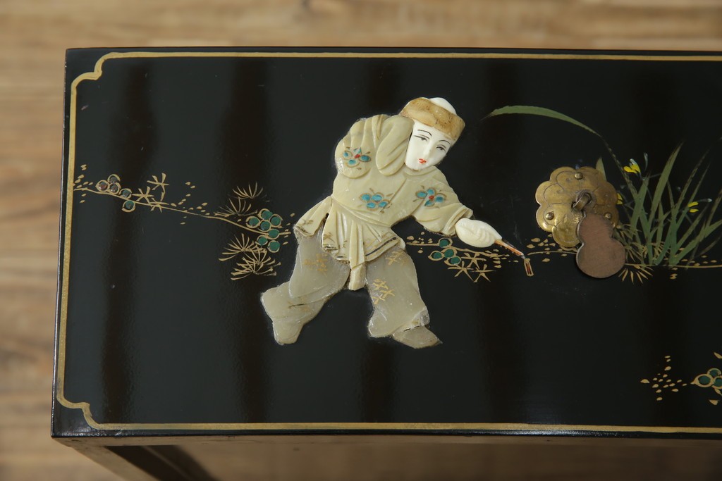 アジアンビンテージ　中国　シノワズリの美しいデザインが空間に華やかなアクセントを加える中国風チェスト　(R-083224)