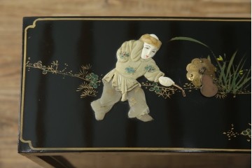 アジアンビンテージ　中国　シノワズリの美しいデザインが空間に華やかなアクセントを加える中国風チェスト　(R-083224)