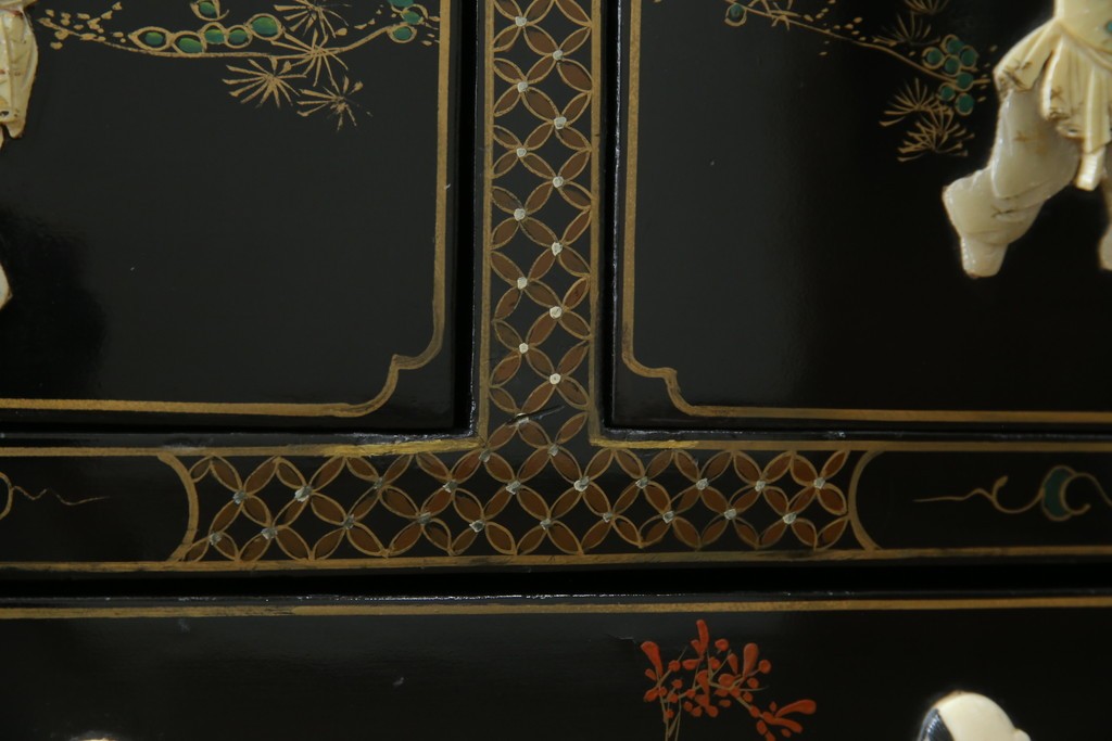 アジアンビンテージ　中国　シノワズリの美しいデザインが空間に華やかなアクセントを加える中国風チェスト　(R-083224)