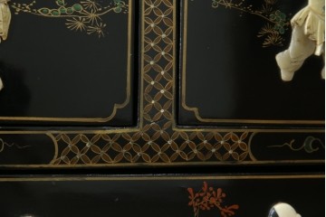 アジアンビンテージ　中国　シノワズリの美しいデザインが空間に華やかなアクセントを加える中国風チェスト　(R-083224)