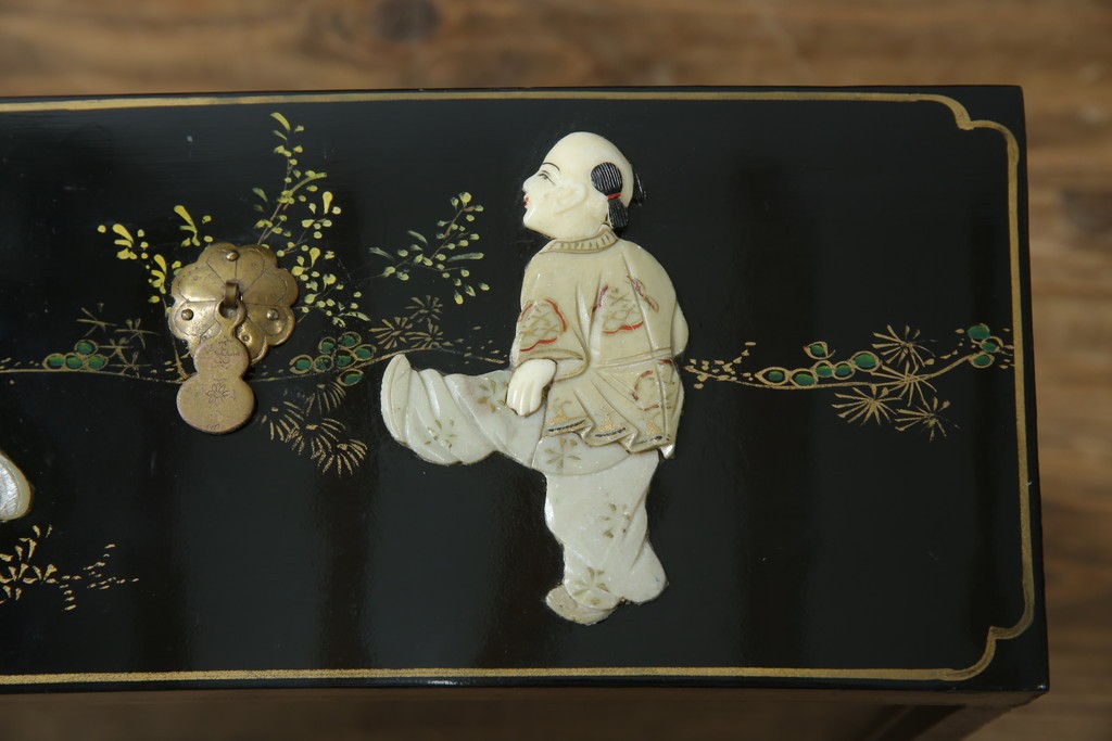 アジアンビンテージ　中国　シノワズリの美しいデザインが空間に華やかなアクセントを加える中国風チェスト　(R-083224)