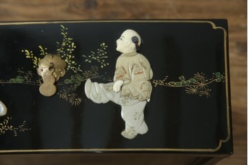 アジアンビンテージ　中国　シノワズリの美しいデザインが空間に華やかなアクセントを加える中国風チェスト　(R-083224)