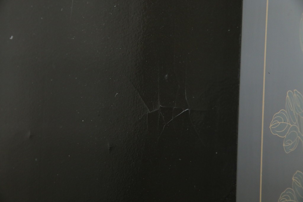 アジアンビンテージ　中国　シノワズリの美しいデザインが空間に華やかなアクセントを加える中国風チェスト　(R-083224)