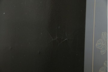 アジアンビンテージ　中国　シノワズリの美しいデザインが空間に華やかなアクセントを加える中国風チェスト　(R-083224)