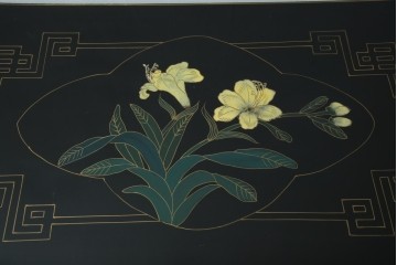 アジアンビンテージ　中国　シノワズリの美しいデザインが空間に華やかなアクセントを加える中国風チェスト　(R-083224)