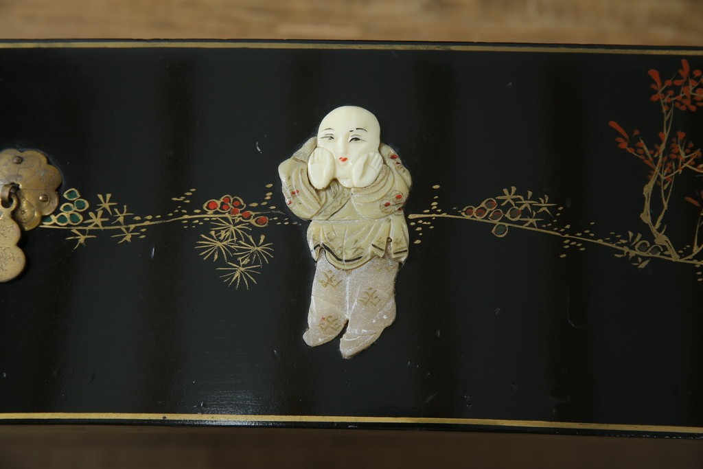 アジアンビンテージ　中国　シノワズリの美しいデザインが空間に華やかなアクセントを加える中国風チェスト　(R-083224)