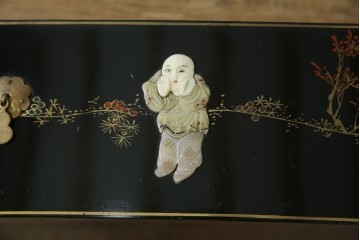 アジアンビンテージ　中国　シノワズリの美しいデザインが空間に華やかなアクセントを加える中国風チェスト　(R-083224)